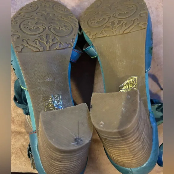 Chic Green Sandals with Floral Cutouts - Picture 5 of 5